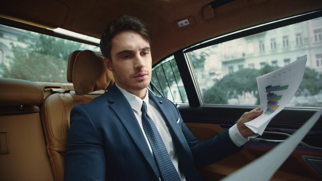 Homme d'affaires à l'arrière d'une voiture
