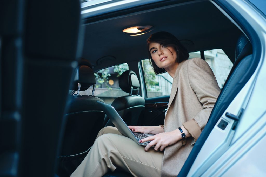 Femme d'affaires - Classe-Affaires VTC Femme d'affaires - Classe-Affaires VTC