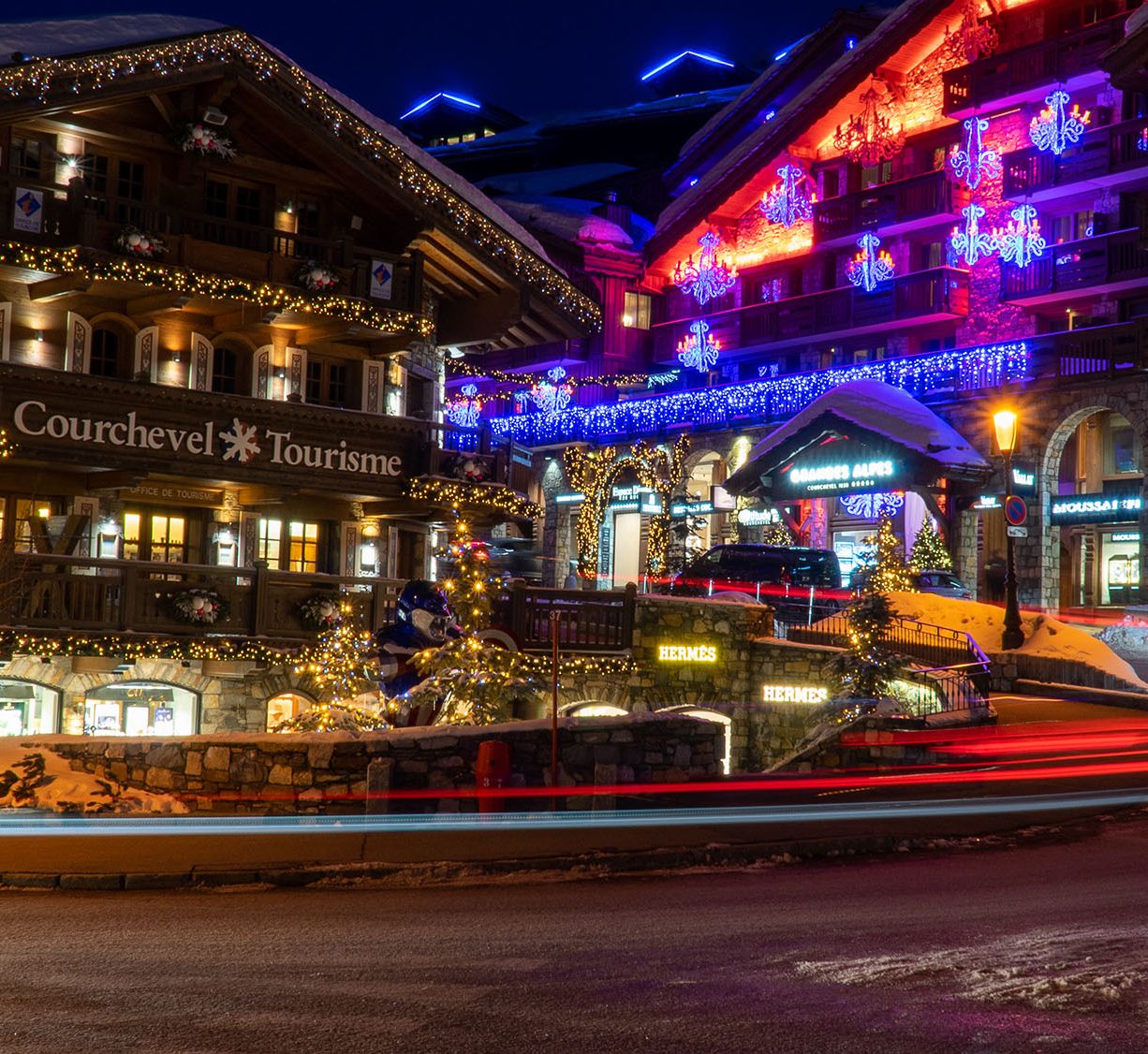 Classe-Affaires VTC Chamonix Mont-Blanc Courchevel Hôtel éclairé avec des décorations lumineuses dans une ambiance nocturne à Courchevel.