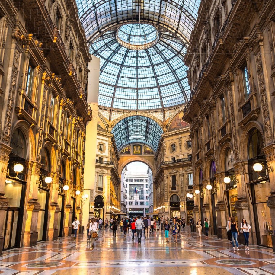 Classe-Affaires VTC Chamonix Mont-Blanc Milan Intérieur du Galleria Vittorio Emanuele II à Milan avec un plafond en verre et des visiteurs.