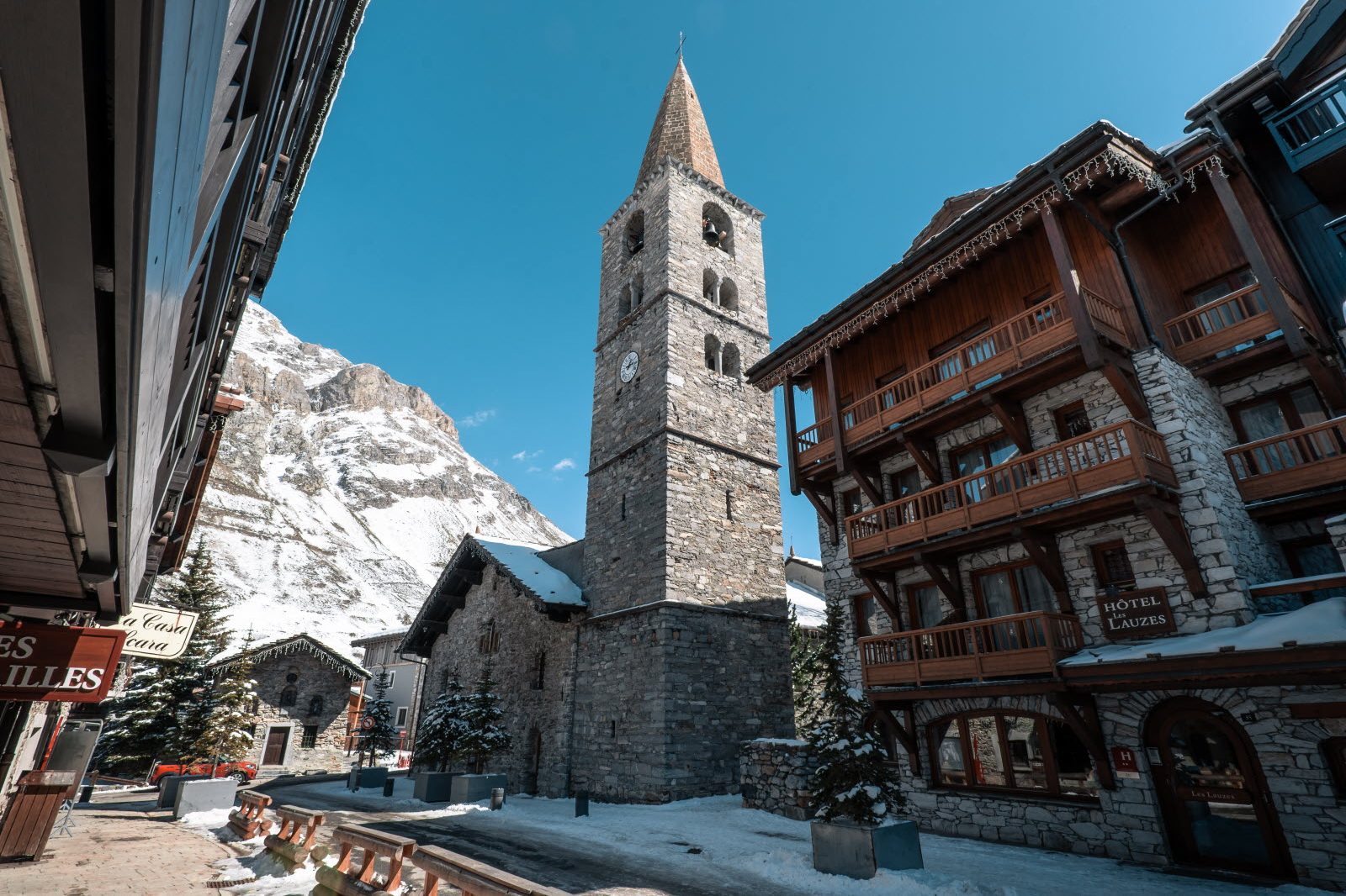 Statue d'un artiste à Montreux en Suisse levant le poing, vue sur le lac Leman et les montagnes du Chablais en arrière-plan.