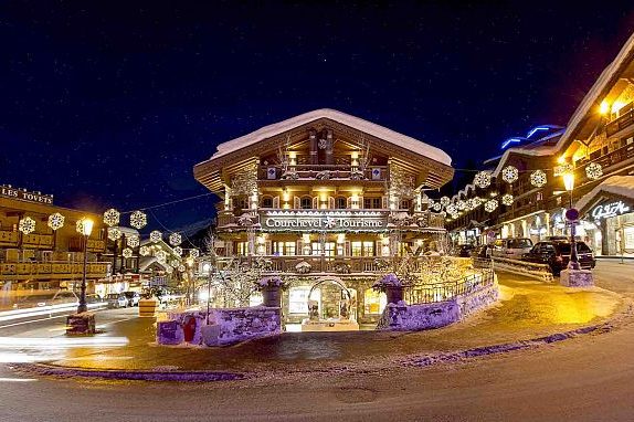 Statue d'un artiste à Montreux en Suisse levant le poing, vue sur le lac Leman et les montagnes du Chablais en arrière-plan.